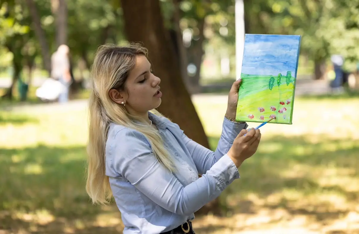 Alexandra Ionela Fintoiu în timpul unei activități de pictură