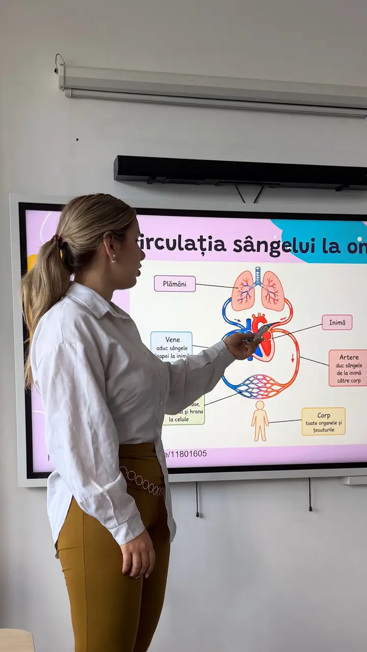 Alexandra Ionela Fintoiu prezentând o lecție despre circulația sângelui