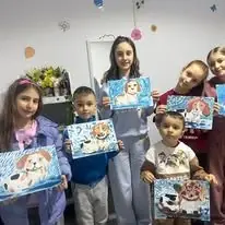 Copil observând natura cu binoclul