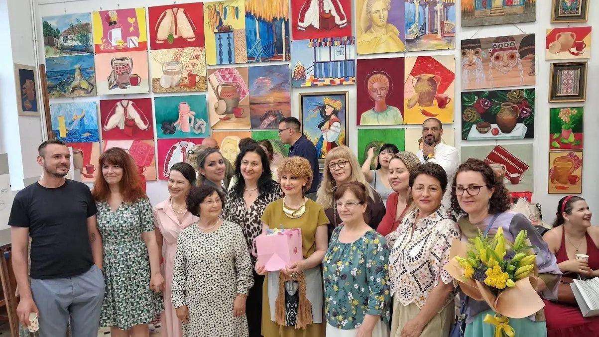 Expoziție și comunitate artistică