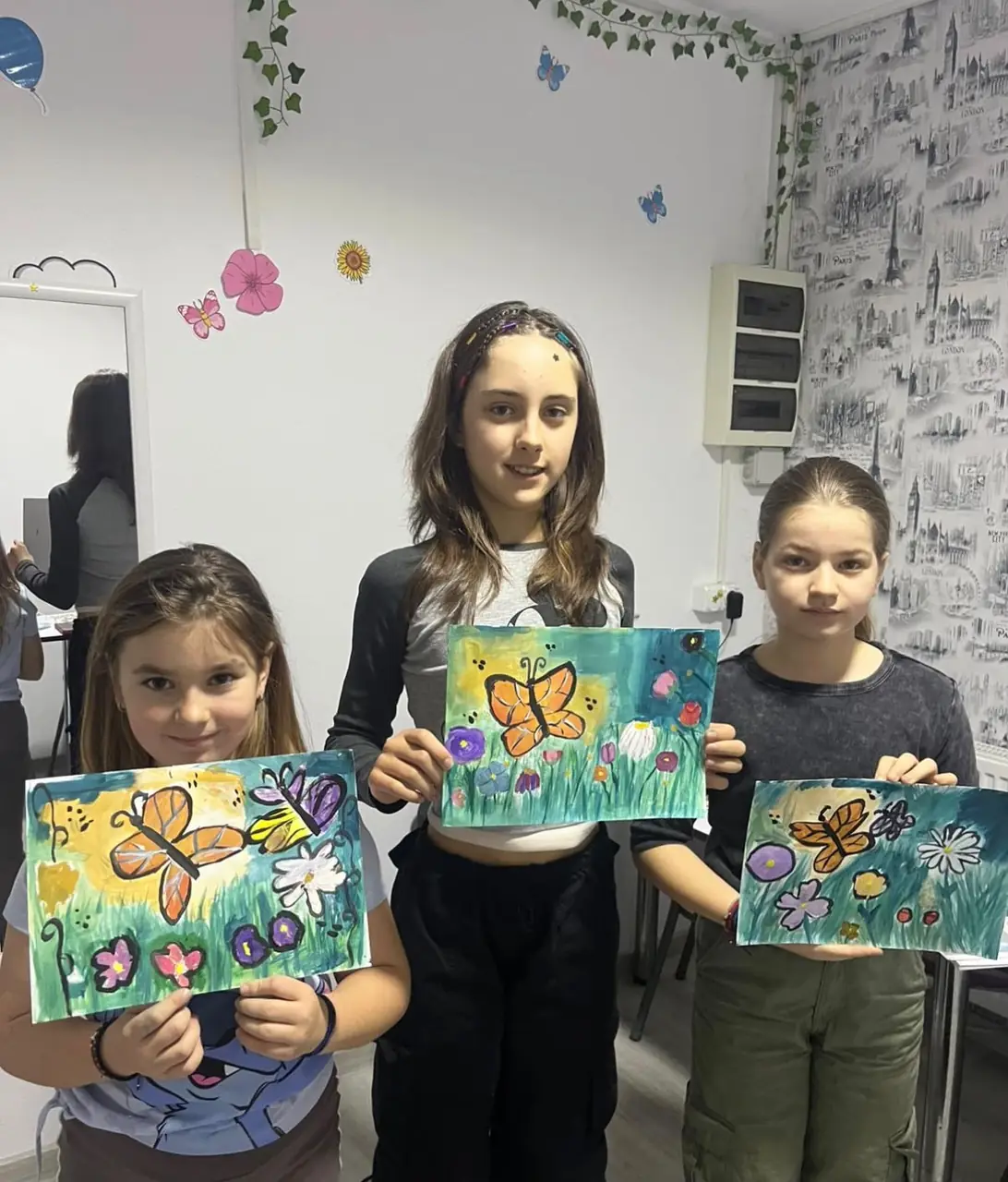 Copii cu picturi cu fluturi