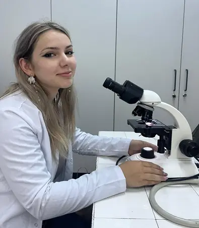 Alexandra Ionela Fintoiu lucrând la microscop