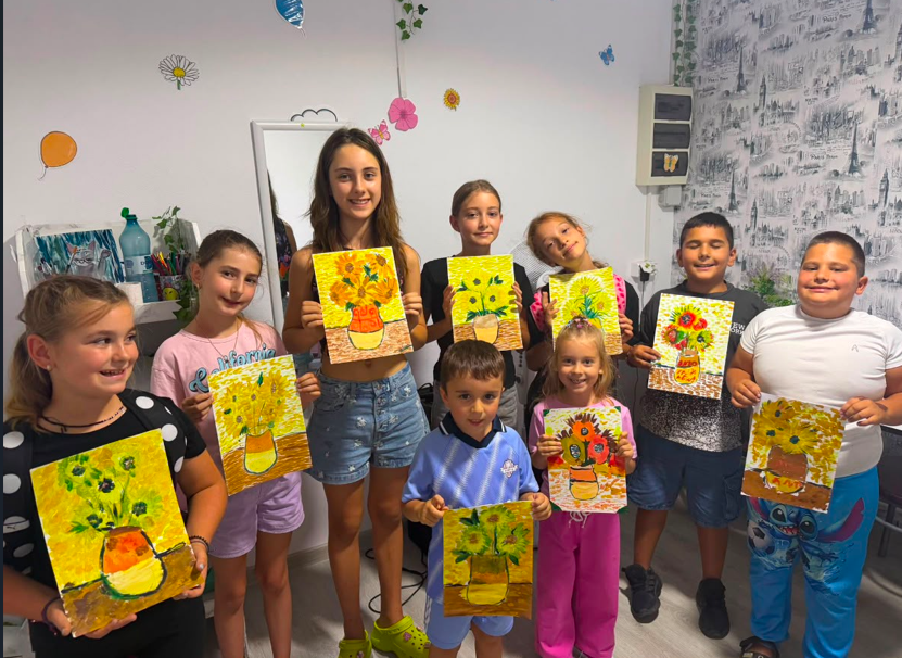 Copii care prezintă lucrări cu floarea-soarelui la activitatea de pictură