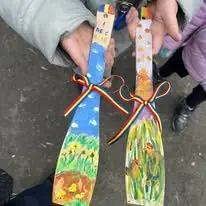 Grup de copii într-o activitate în aer liber